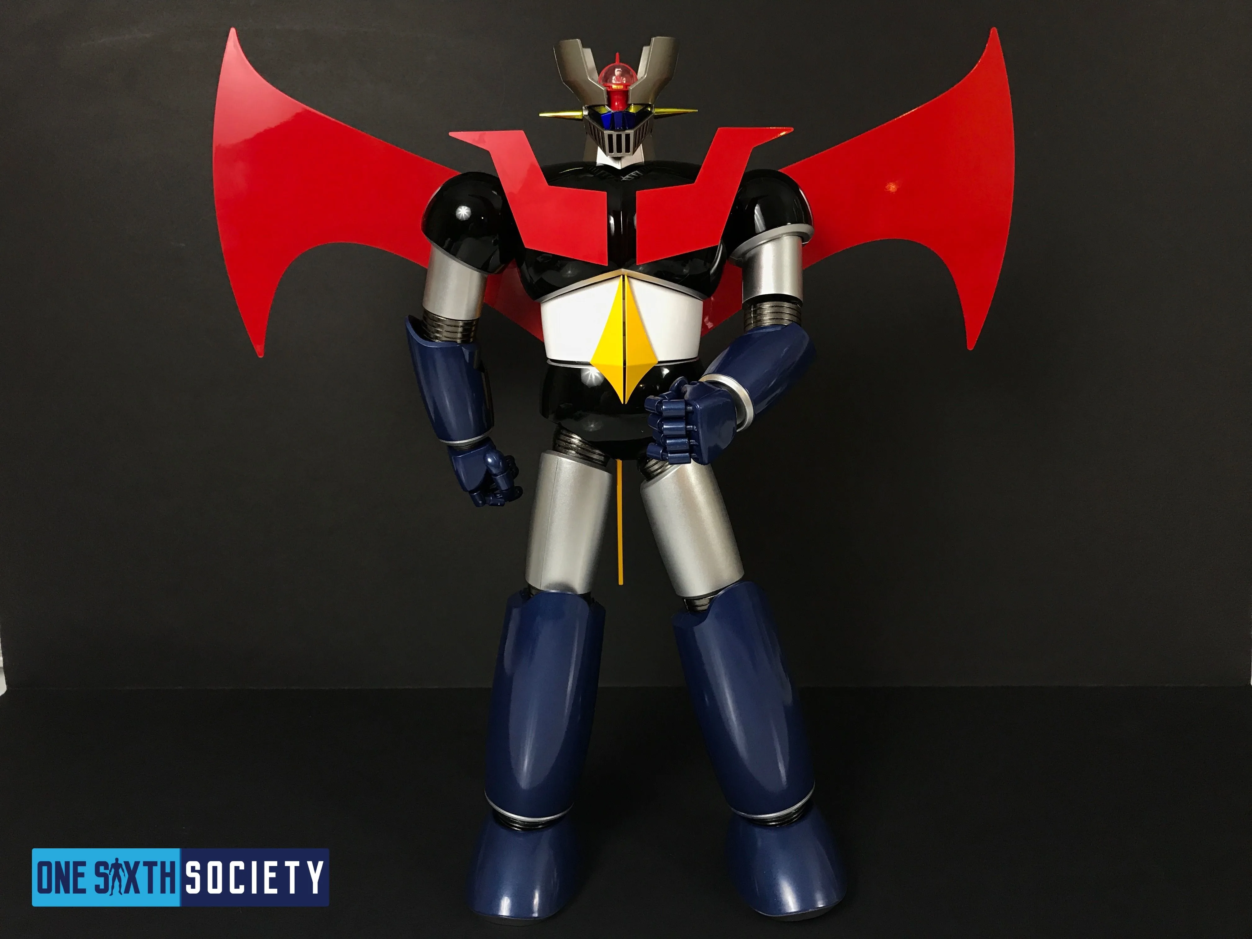 Future Quest Mazinger Z standing with one fist held forward near its waist, with red Scrander wings spread behind its shoulders.