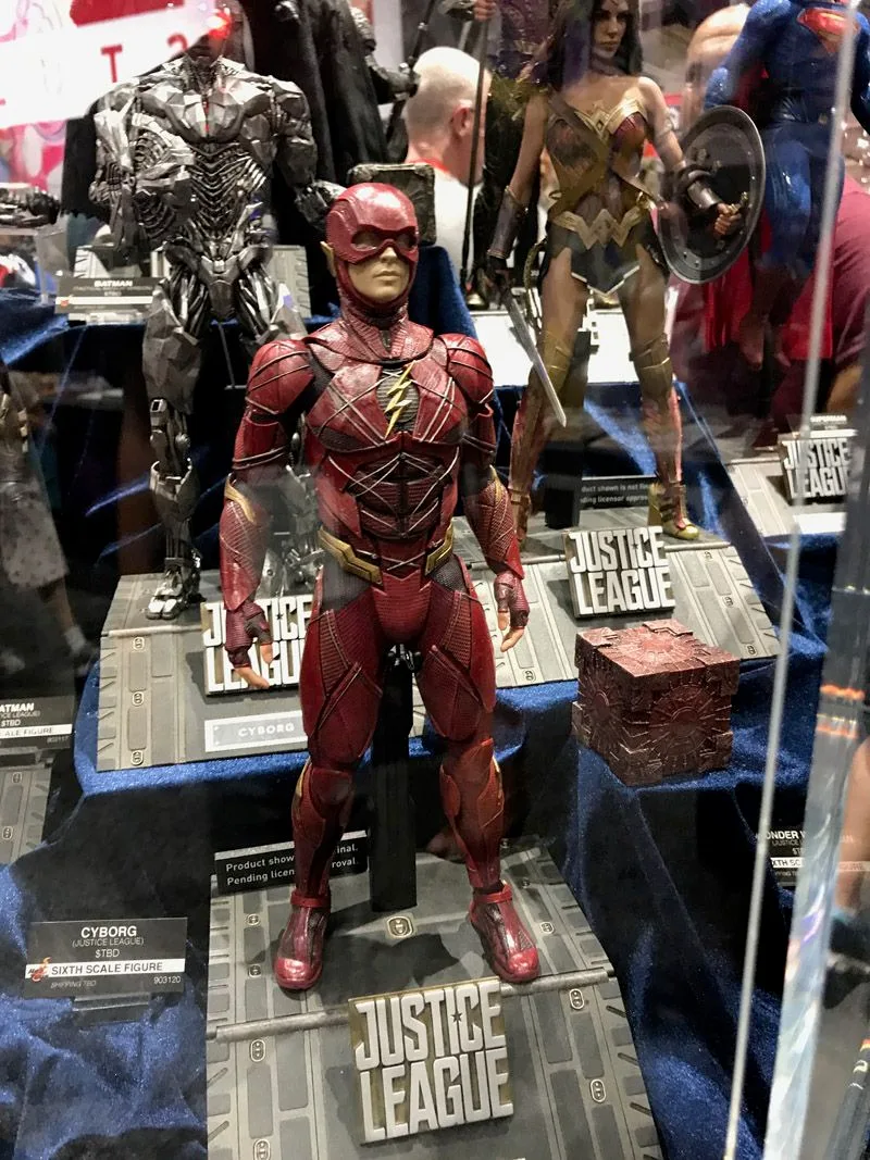 Hot Toys Flash standing on a Justice League base in segmented red armor with fine gold lines and a lightning chest emblem.