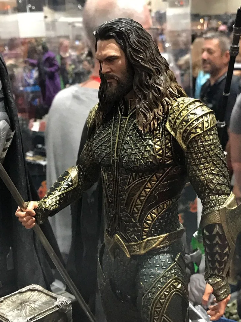 Hot Toys Aquaman upper-body view with long wavy hair, a beard and ornate gold-and-green armor.