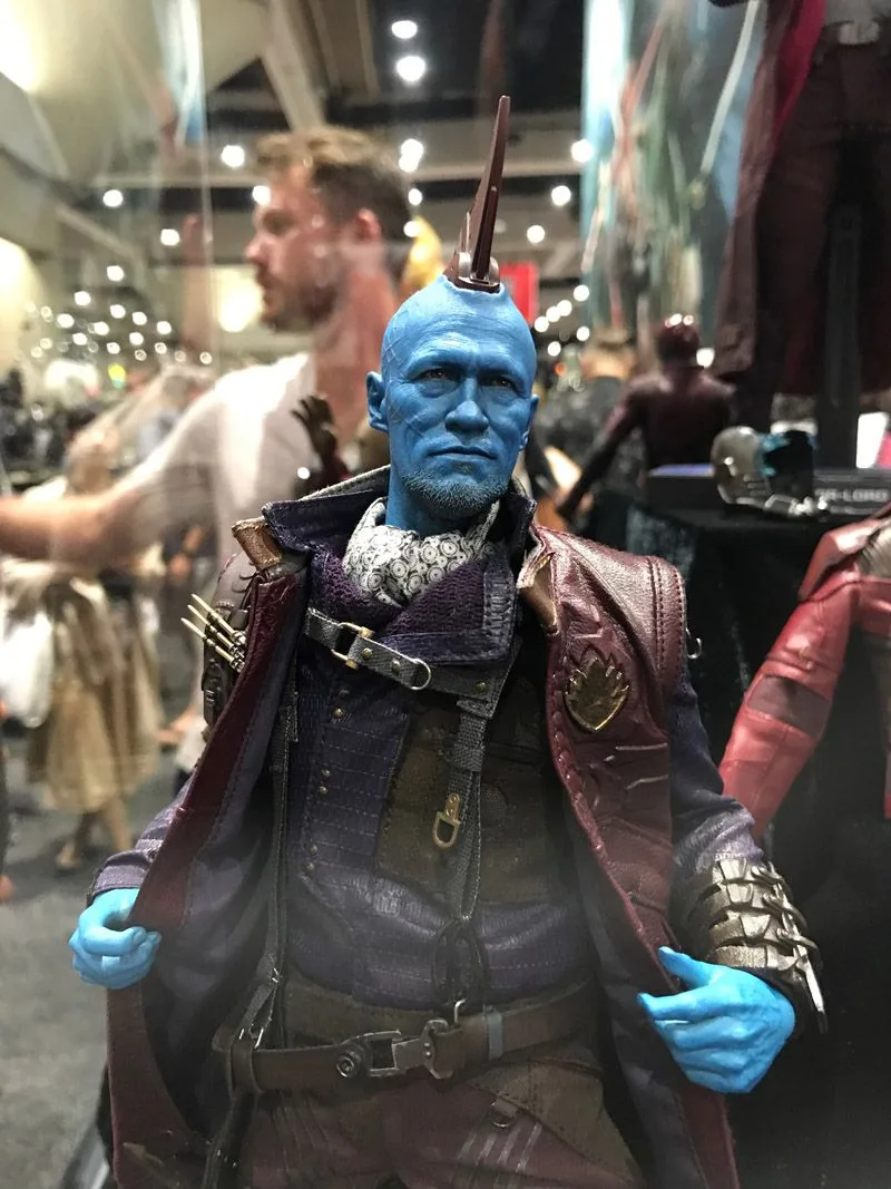 Hot Toys Yondu with blue skin, a tall red head fin and layered burgundy Ravager clothing in a waist-up display photo.