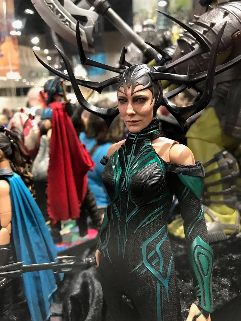 Hot Toys Hela in a black-and-green suit, shown from the waist up with her wide branching headdress.