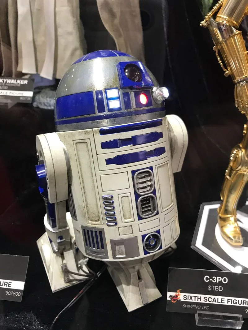 Hot Toys R2-D2 with blue-and-white body panels and red, white and blue lights illuminated around the dome.