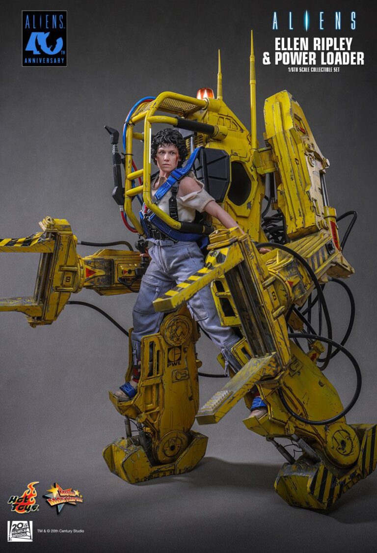 Ellen Ripley operating the Power Loader with one articulated claw extended.
