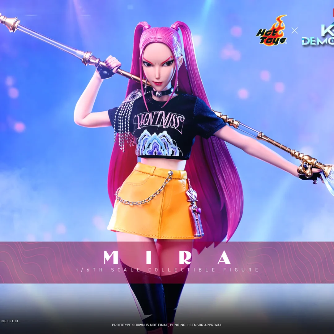 Hot Toys Mira holding the long-handled Gok-do across her shoulders, with pink twin ponytails, a black graphic crop top and yellow skirt under stage lighting.