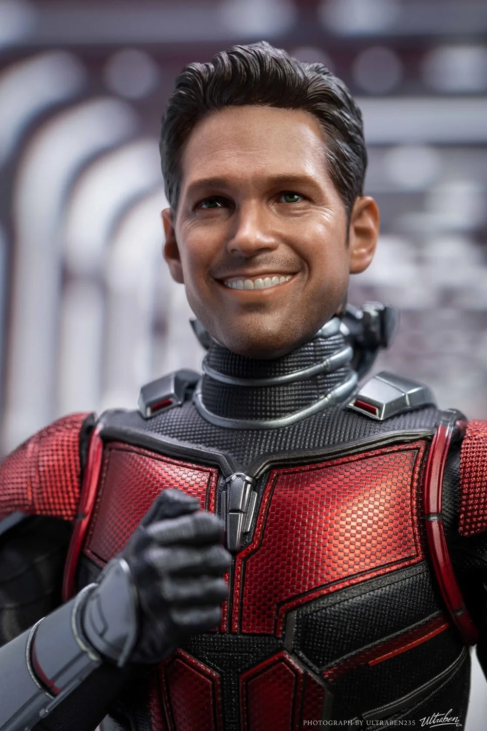 Hot Toys Ant-Man smiling Paul Rudd head sculpt and red and black costume