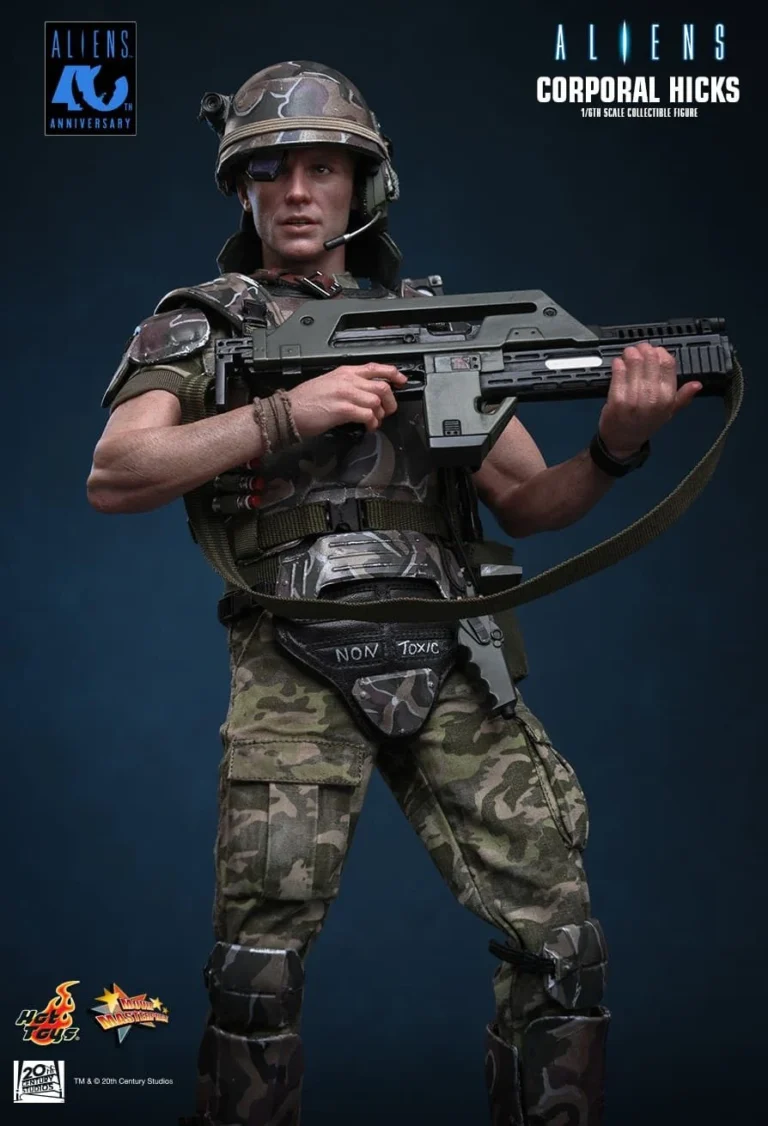 Helmeted Corporal Hicks holding the M41A Pulse Rifle across his chest