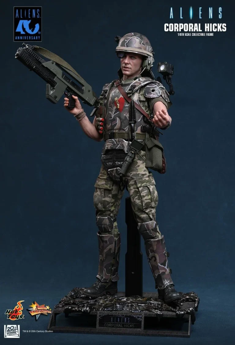 Full-body Hicks on the metal-grating diorama base with the pulse rifle raised