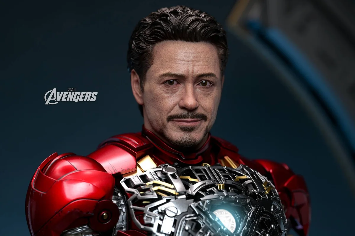 Hot Toys Iron Man Mark VI 2.0 Tony Stark head sculpt with a slight smile and red armor