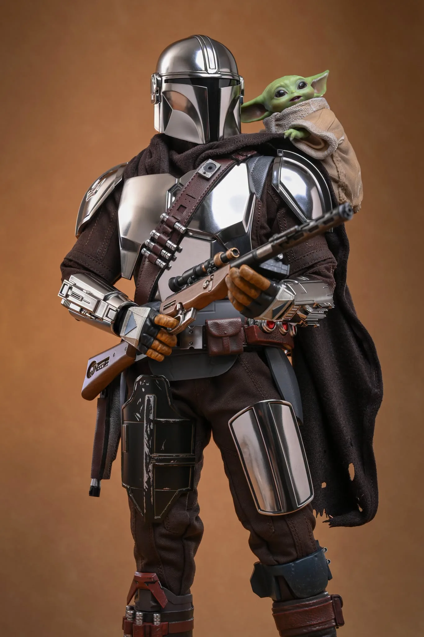 Final production review photo of Hot Toys Mandalorian & Grogu showing the blaster and Grogu positioned behind the shoulder.