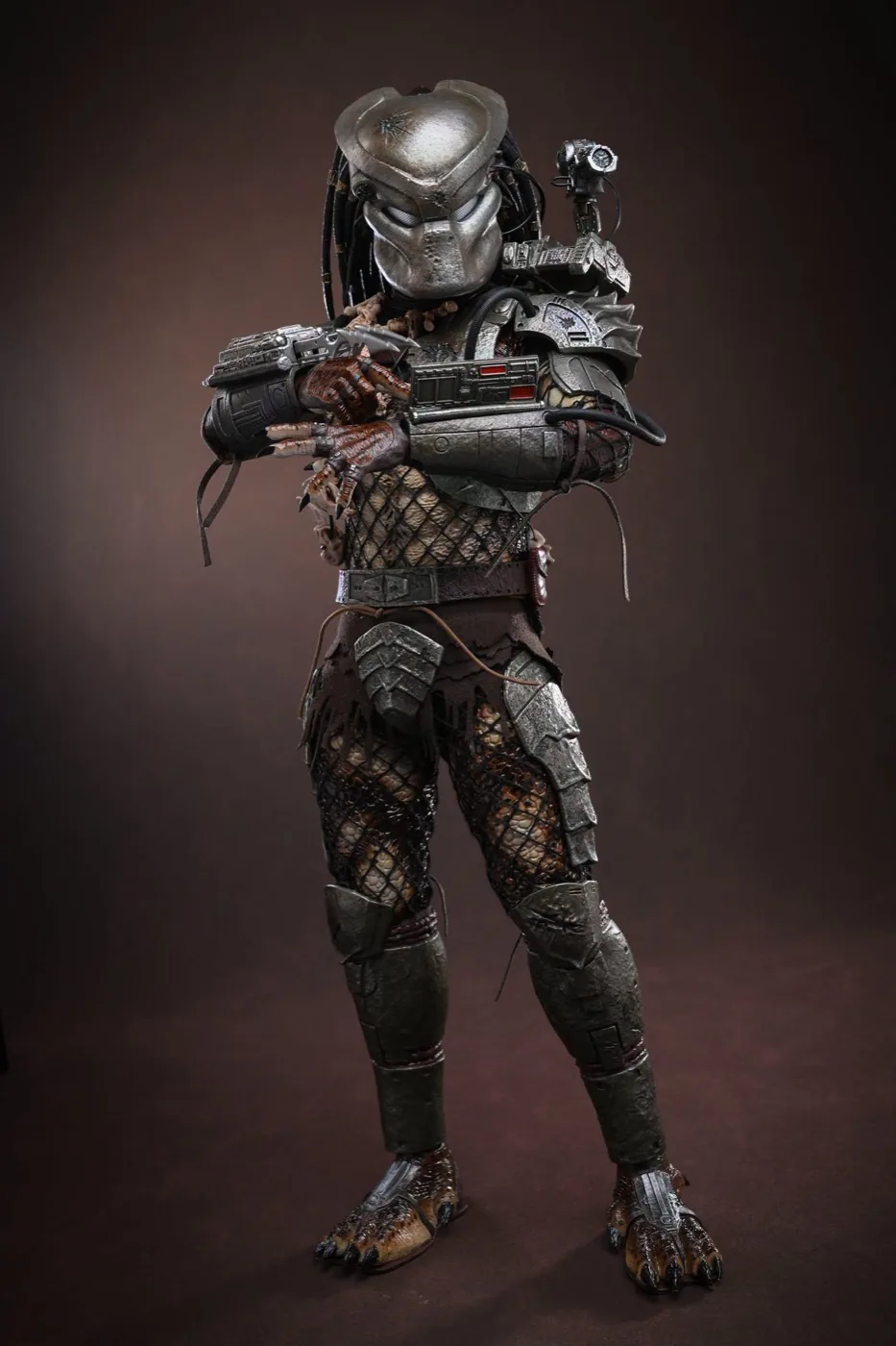 Final production review photo of Hot Toys Predator 2.0 Jungle Hunter standing with the biomask on and arms crossed.