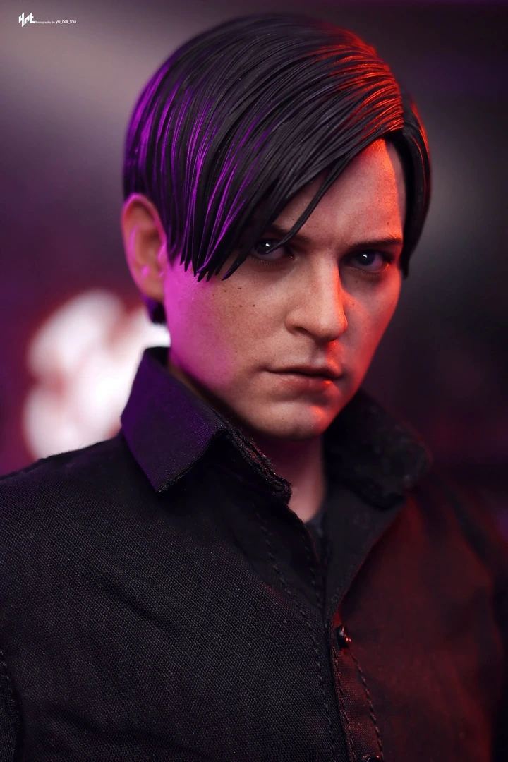 Final production review photo of Hot Toys Spider-Man 3 Peter Parker showing a close-up of the Tobey Maguire head sculpt and swept fringe.