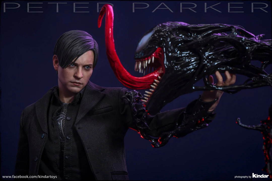 Final production review photo of Hot Toys Spider-Man 3 Peter Parker showing the large symbiote head effect beside Peter’s shoulder.